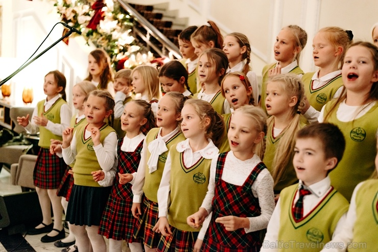 Viesnīca Grand Hotel Kempinski turpinot tradīciju pulcē rīdziniekus uz svinīgo Ziemassvētku egles iedegšanas ceremoniju 272837