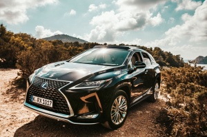 Latvijas slavenība Ivisa salā testē jauno «Lexus RX»