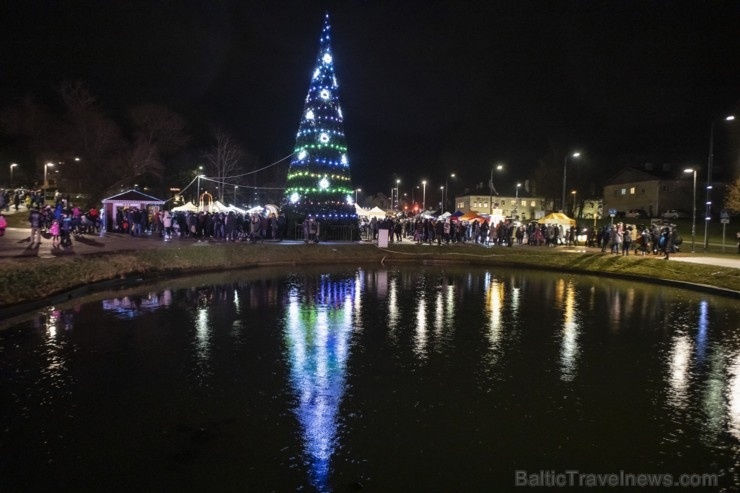 Rēzeknes Festivālu parkā pilsētas iedzīvotāji un viesi svinīgi iededz pilsētas galveno egli 273124