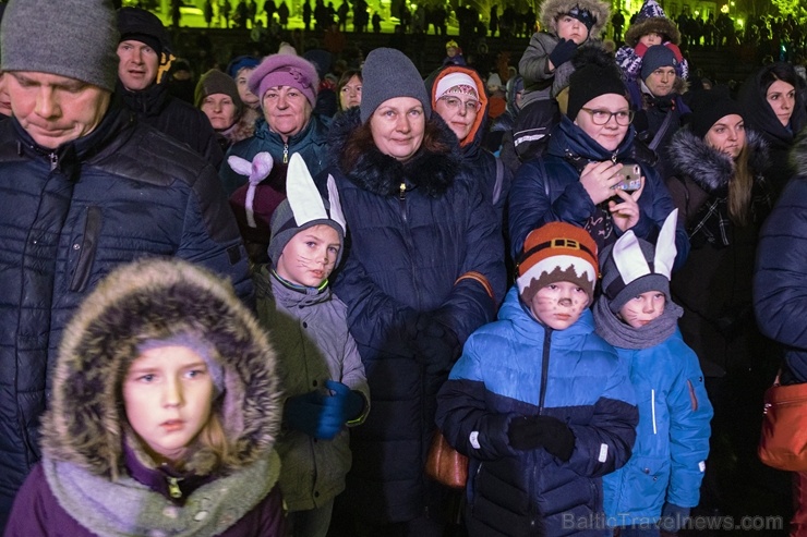 Rēzeknes Festivālu parkā pilsētas iedzīvotāji un viesi svinīgi iededz pilsētas galveno egli 273128