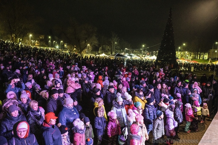 Rēzeknes Festivālu parkā pilsētas iedzīvotāji un viesi svinīgi iededz pilsētas galveno egli 273132