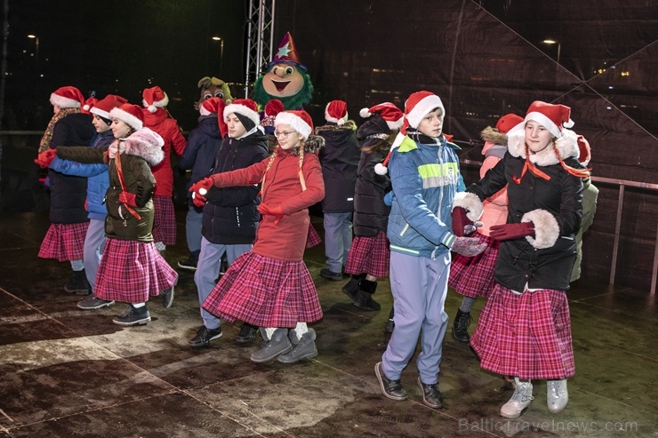 Rēzeknes Festivālu parkā pilsētas iedzīvotāji un viesi svinīgi iededz pilsētas galveno egli 273134