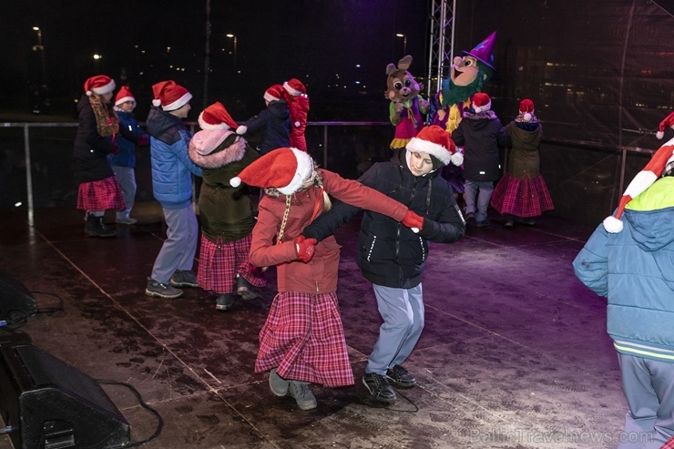 Rēzeknes Festivālu parkā pilsētas iedzīvotāji un viesi svinīgi iededz pilsētas galveno egli 273135