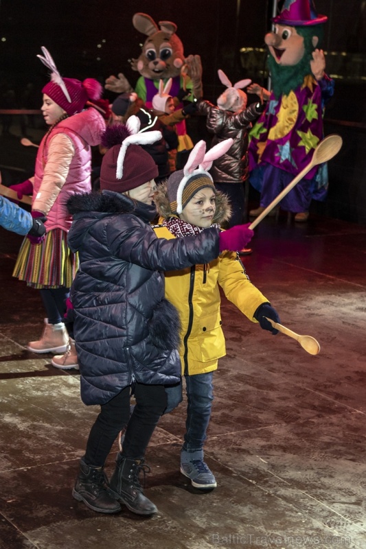 Rēzeknes Festivālu parkā pilsētas iedzīvotāji un viesi svinīgi iededz pilsētas galveno egli 273141