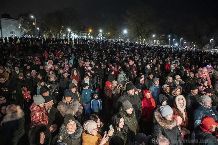 Rēzeknes Festivālu parkā pilsētas iedzīvotāji un viesi svinīgi iededz pilsētas galveno egli 273148