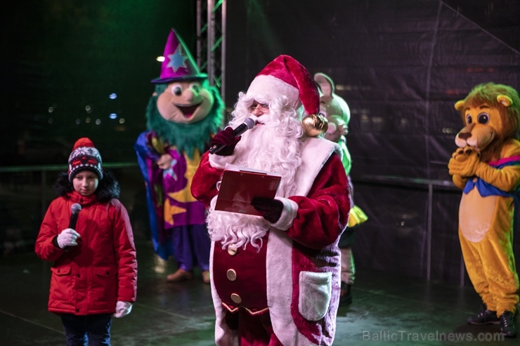 Rēzeknes Festivālu parkā pilsētas iedzīvotāji un viesi svinīgi iededz pilsētas galveno egli 273149