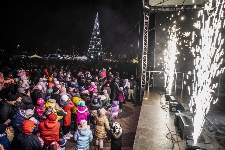 Rēzeknes Festivālu parkā pilsētas iedzīvotāji un viesi svinīgi iededz pilsētas galveno egli 273150