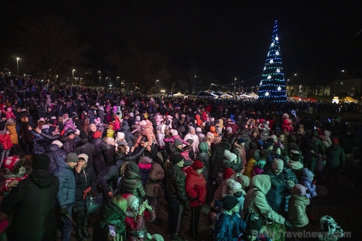 Rēzeknes Festivālu parkā pilsētas iedzīvotāji un viesi svinīgi iededz pilsētas galveno egli 273152