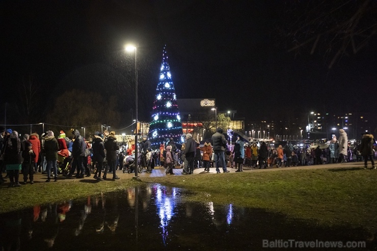 Rēzeknes Festivālu parkā pilsētas iedzīvotāji un viesi svinīgi iededz pilsētas galveno egli 273153