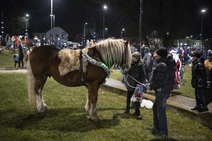 Rēzeknes Festivālu parkā pilsētas iedzīvotāji un viesi svinīgi iededz pilsētas galveno egli 273155