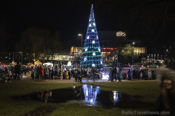 Rēzeknes Festivālu parkā pilsētas iedzīvotāji un viesi svinīgi iededz pilsētas galveno egli 273156