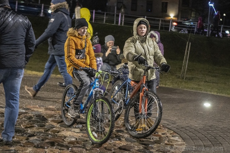 Rēzeknes Festivālu parkā pilsētas iedzīvotāji un viesi svinīgi iededz pilsētas galveno egli 273157