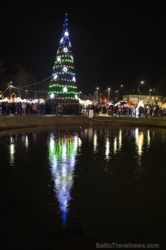 Rēzeknes Festivālu parkā pilsētas iedzīvotāji un viesi svinīgi iededz pilsētas galveno egli 273158