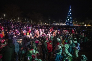 Rēzeknes Festivālu parkā pilsētas iedzīvotāji un viesi svinīgi iededz pilsētas galveno egli 29