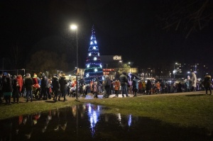 Rēzeknes Festivālu parkā pilsētas iedzīvotāji un viesi svinīgi iededz pilsētas galveno egli 30