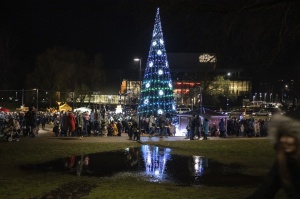 Rēzeknes Festivālu parkā pilsētas iedzīvotāji un viesi svinīgi iededz pilsētas galveno egli 33