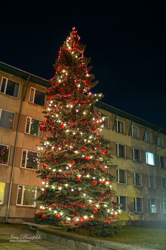 Kuldīga žilbina ar brīnišķīgajiem Ziemassvētku rotājumiem 273516