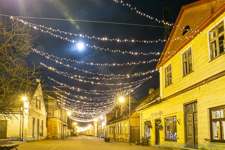 Kuldīga žilbina ar brīnišķīgajiem Ziemassvētku rotājumiem 273525