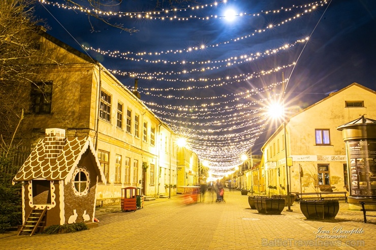 Kuldīga žilbina ar brīnišķīgajiem Ziemassvētku rotājumiem 273526