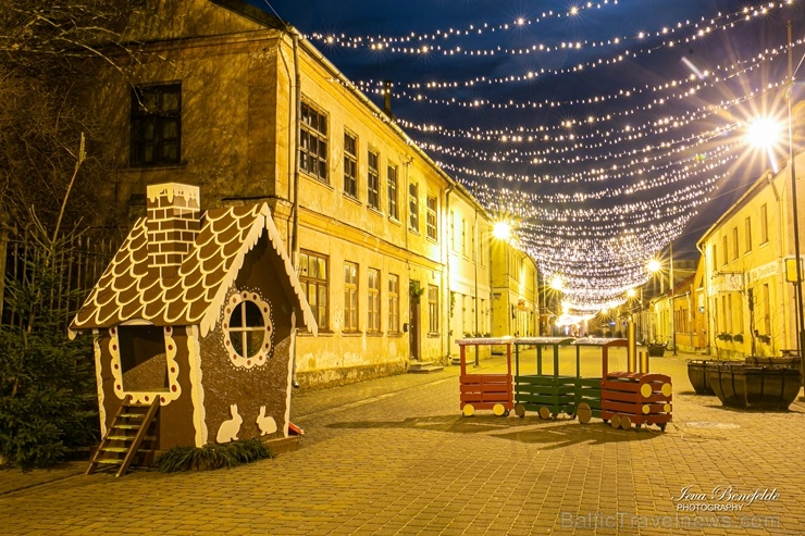 Kuldīga žilbina ar brīnišķīgajiem Ziemassvētku rotājumiem 273527