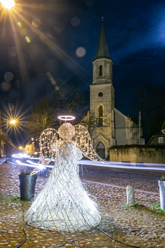 Kuldīga žilbina ar brīnišķīgajiem Ziemassvētku rotājumiem 273538