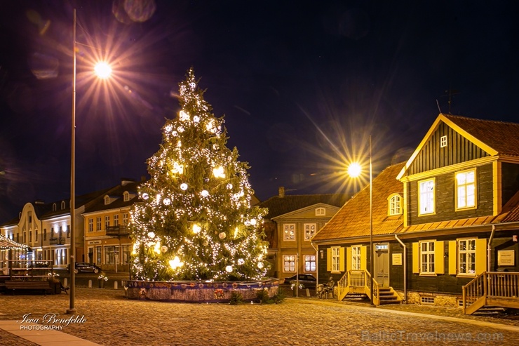 Kuldīga žilbina ar brīnišķīgajiem Ziemassvētku rotājumiem 273549