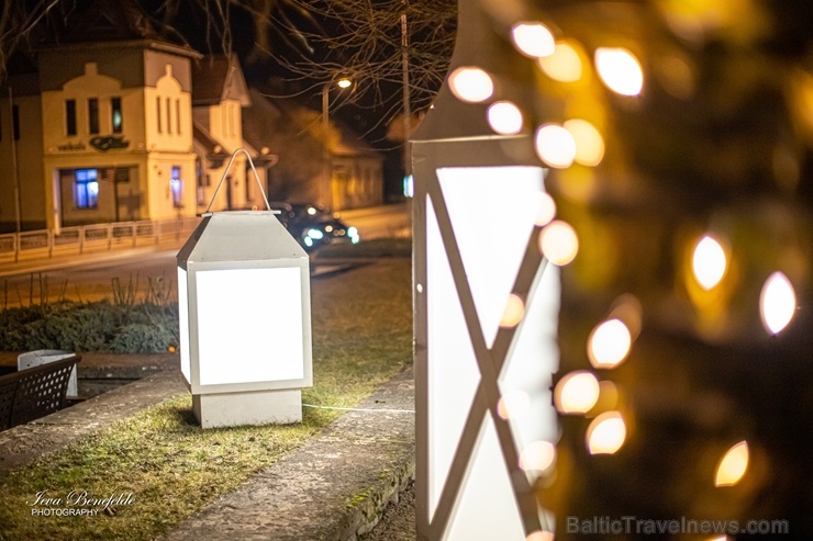 Kuldīga žilbina ar brīnišķīgajiem Ziemassvētku rotājumiem 273552