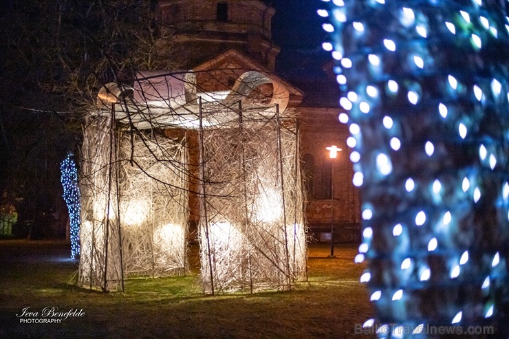 Kuldīga žilbina ar brīnišķīgajiem Ziemassvētku rotājumiem 273554