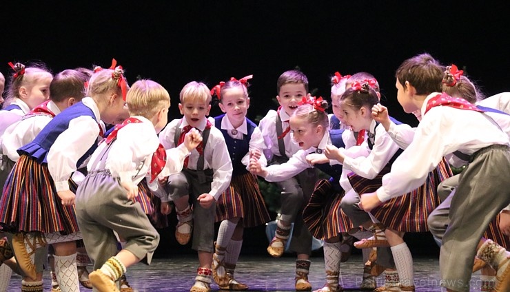 Daži fotomirkļi no bērnu un jauniešu deju studijas «Pīlādzītis» Ziemassvētku koncerta 273562