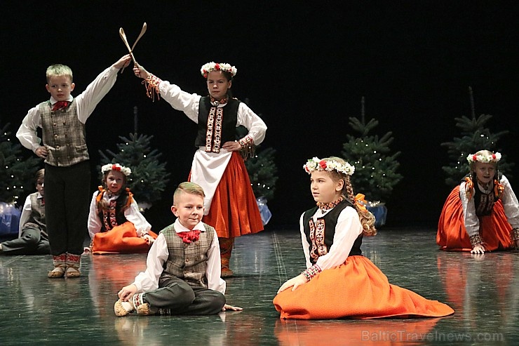 Daži fotomirkļi no bērnu un jauniešu deju studijas «Pīlādzītis» Ziemassvētku koncerta 273565