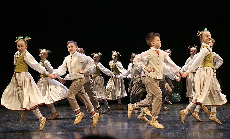 Daži fotomirkļi no bērnu un jauniešu deju studijas «Pīlādzītis» Ziemassvētku koncerta 273572