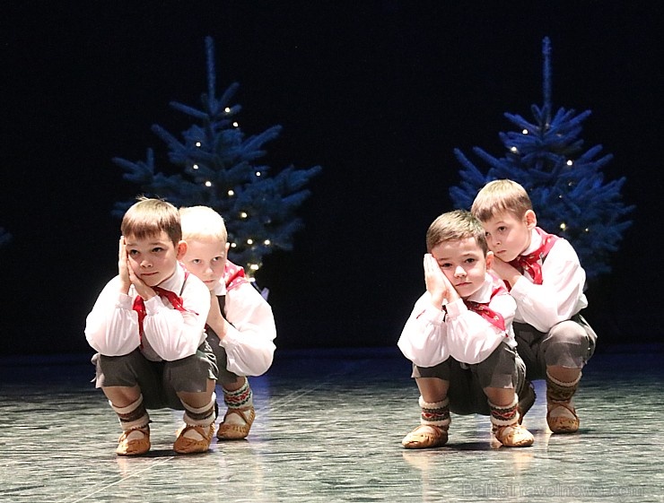 Daži fotomirkļi no bērnu un jauniešu deju studijas «Pīlādzītis» Ziemassvētku koncerta 273588