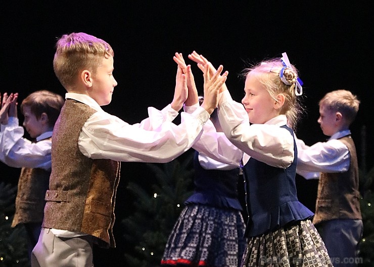 Daži fotomirkļi no bērnu un jauniešu deju studijas «Pīlādzītis» Ziemassvētku koncerta 273592