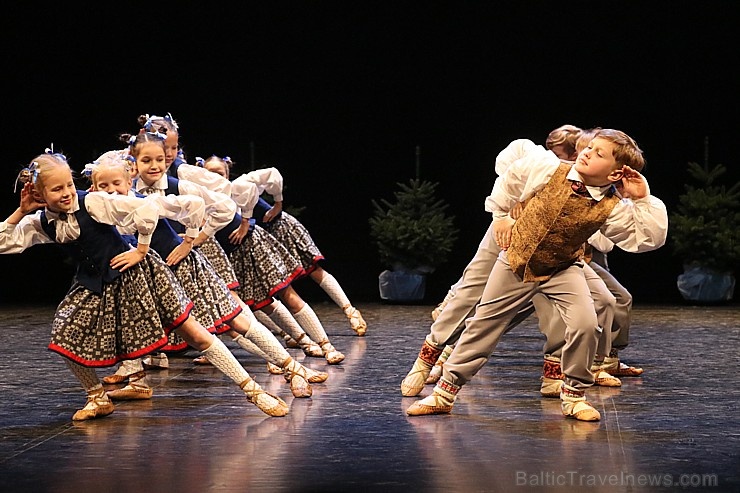 Daži fotomirkļi no bērnu un jauniešu deju studijas «Pīlādzītis» Ziemassvētku koncerta 273598