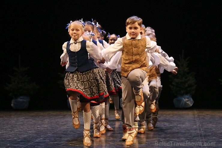 Daži fotomirkļi no bērnu un jauniešu deju studijas «Pīlādzītis» Ziemassvētku koncerta 273601