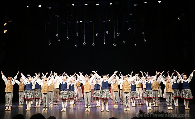 Daži fotomirkļi no bērnu un jauniešu deju studijas «Pīlādzītis» Ziemassvētku koncerta 273606