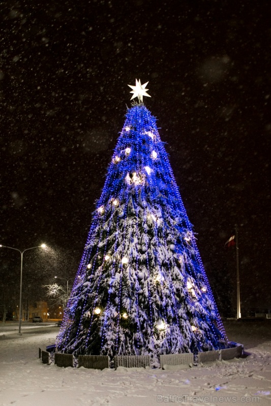 Ziemassvētku egle Alūksnē
Foto: Māris Šļivka 273869