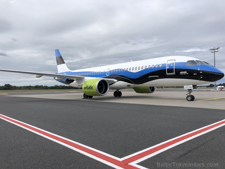 Latvijas lidsabiedrība «airBaltic» izdevusi jauno 2020. gada kalendāru, kurā 12 mēnešu un vāka fotogrāfiju modeļu tēlā iejutušās airBaltic darbinieces 274078