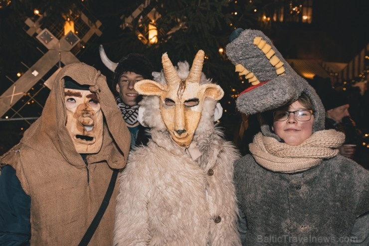 Vecrīgas Ziemassvētku tirdziņā notika ziemas saulgriežu tradīcijās ieturēts pasākums - tirdziņa apmeklētājiem muzicēja Līvānu folkloras kopas 