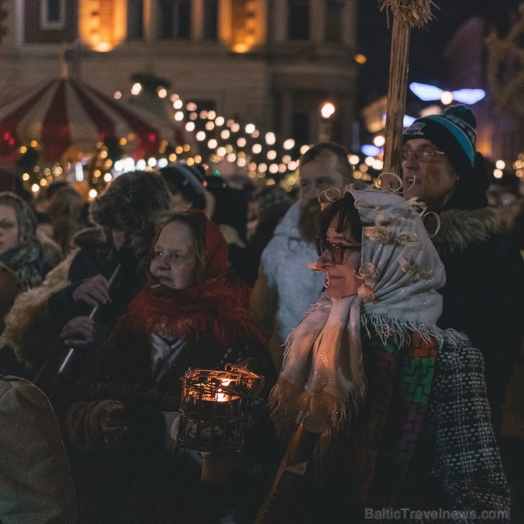 Vecrīgas Ziemassvētku tirdziņā notika ziemas saulgriežu tradīcijās ieturēts pasākums - tirdziņa apmeklētājiem muzicēja Līvānu folkloras kopas 