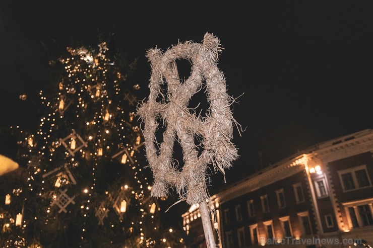 Vecrīgas Ziemassvētku tirdziņā notika ziemas saulgriežu tradīcijās ieturēts pasākums - tirdziņa apmeklētājiem muzicēja Līvānu folkloras kopas 