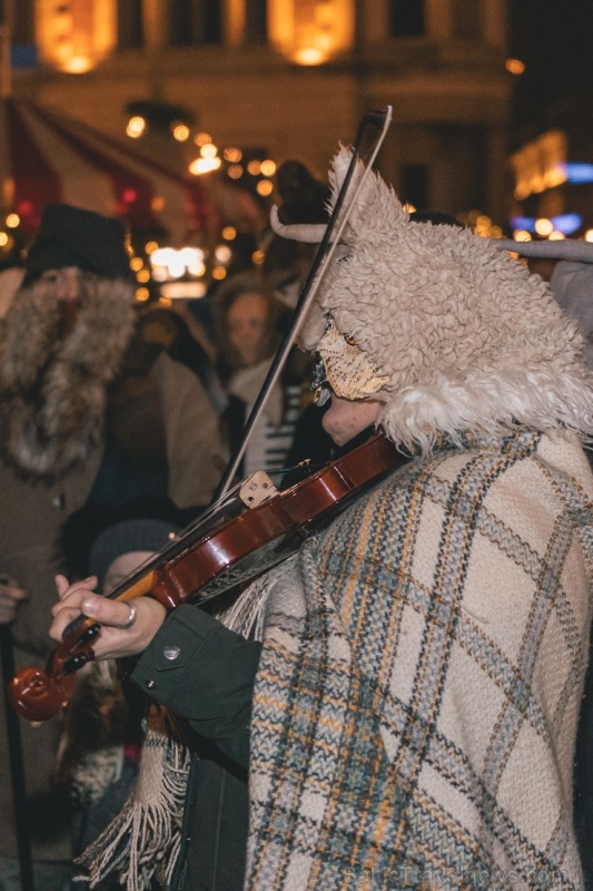 Vecrīgas Ziemassvētku tirdziņā notika ziemas saulgriežu tradīcijās ieturēts pasākums - tirdziņa apmeklētājiem muzicēja Līvānu folkloras kopas 