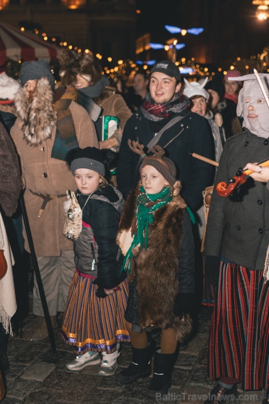 Vecrīgas Ziemassvētku tirdziņā notika ziemas saulgriežu tradīcijās ieturēts pasākums - tirdziņa apmeklētājiem muzicēja Līvānu folkloras kopas 