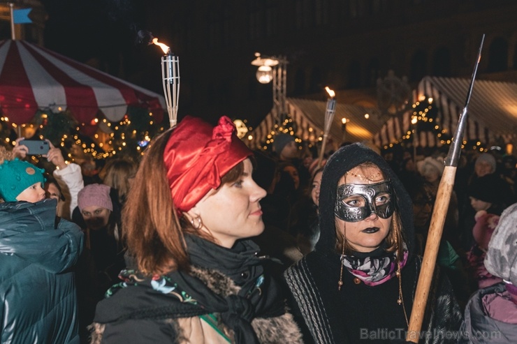 Vecrīgas Ziemassvētku tirdziņā notika ziemas saulgriežu tradīcijās ieturēts pasākums - tirdziņa apmeklētājiem muzicēja Līvānu folkloras kopas 