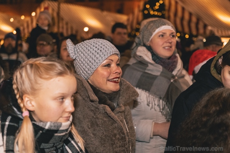 Vecrīgas Ziemassvētku tirdziņā notika ziemas saulgriežu tradīcijās ieturēts pasākums - tirdziņa apmeklētājiem muzicēja Līvānu folkloras kopas 