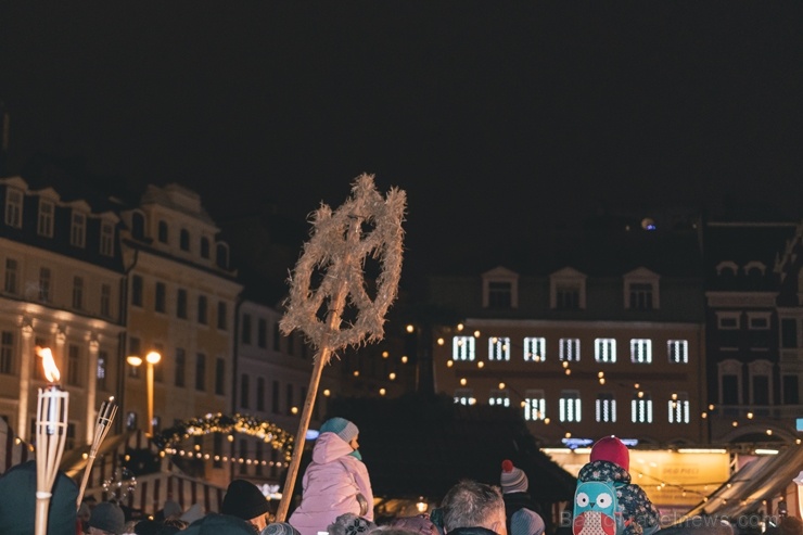 Vecrīgas Ziemassvētku tirdziņā notika ziemas saulgriežu tradīcijās ieturēts pasākums - tirdziņa apmeklētājiem muzicēja Līvānu folkloras kopas 