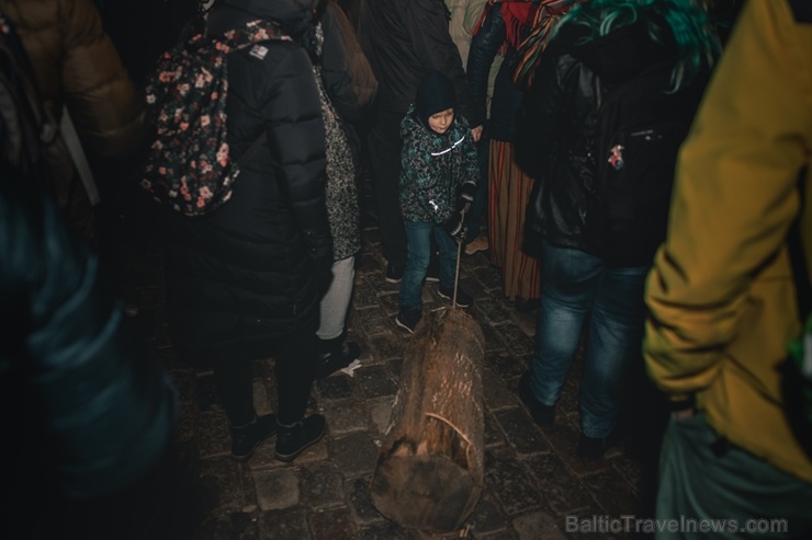 Vecrīgas Ziemassvētku tirdziņā notika ziemas saulgriežu tradīcijās ieturēts pasākums - tirdziņa apmeklētājiem muzicēja Līvānu folkloras kopas 