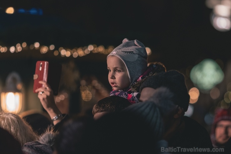 Vecrīgas Ziemassvētku tirdziņā notika ziemas saulgriežu tradīcijās ieturēts pasākums - tirdziņa apmeklētājiem muzicēja Līvānu folkloras kopas 