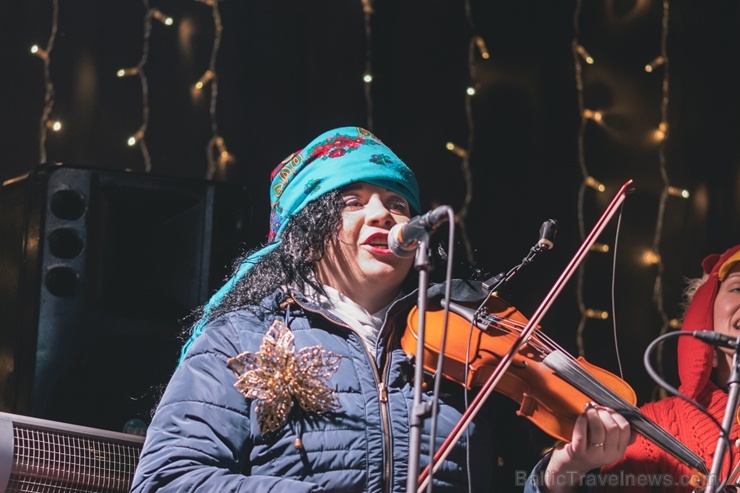 Vecrīgas Ziemassvētku tirdziņā notika ziemas saulgriežu tradīcijās ieturēts pasākums - tirdziņa apmeklētājiem muzicēja Līvānu folkloras kopas 