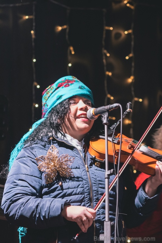 Vecrīgas Ziemassvētku tirdziņā notika ziemas saulgriežu tradīcijās ieturēts pasākums - tirdziņa apmeklētājiem muzicēja Līvānu folkloras kopas 